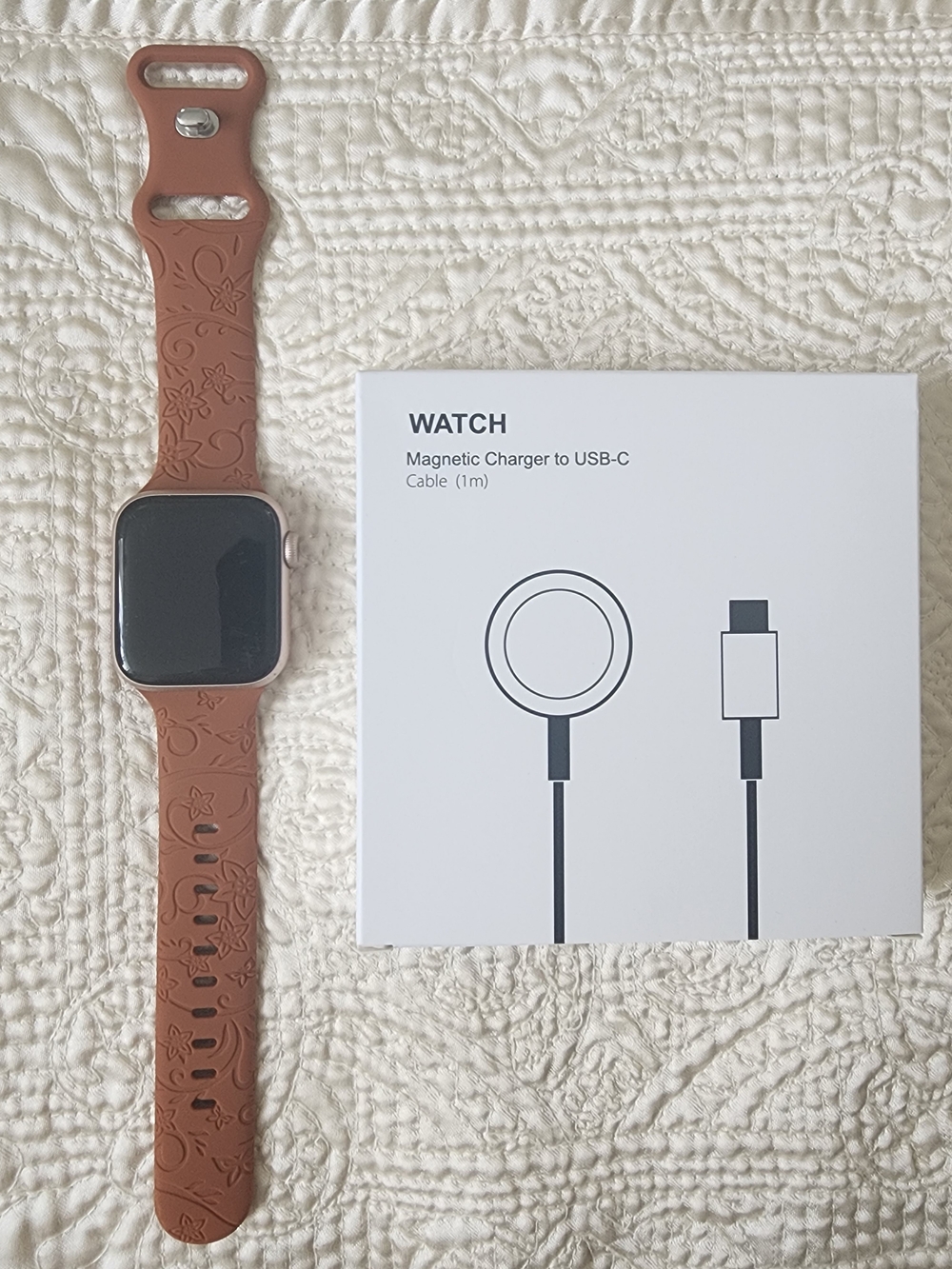 Apple Watch Series 6 GPS 40mm Gold Aluminum Case W/ New Strap & Wireless Charger